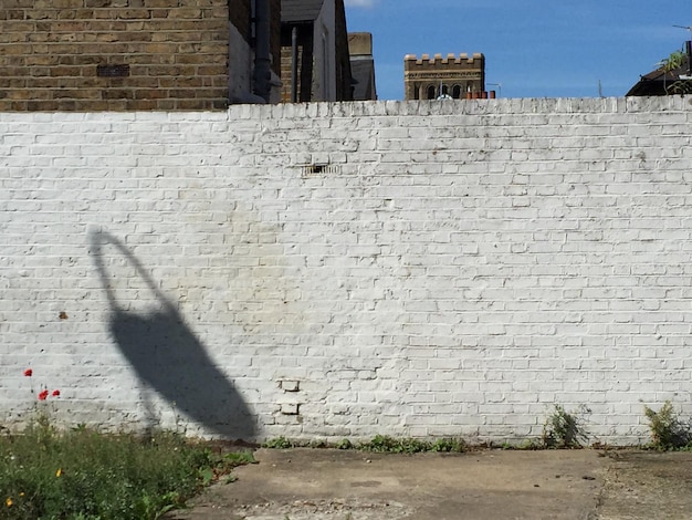 Foto muro di mattoni costruito contro il cielo