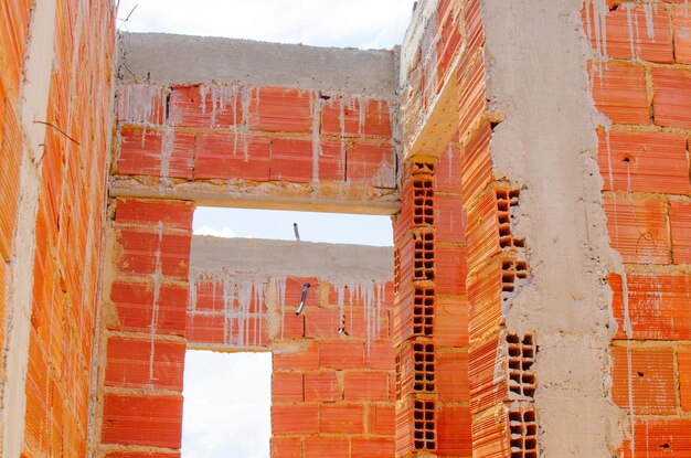 ブラジルのブロックまたはレンガで建設中のブラジルの家のレンガの建設中のレンガの壁