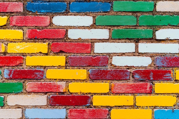 Foto muro di mattoni fatto di mattoni colorati