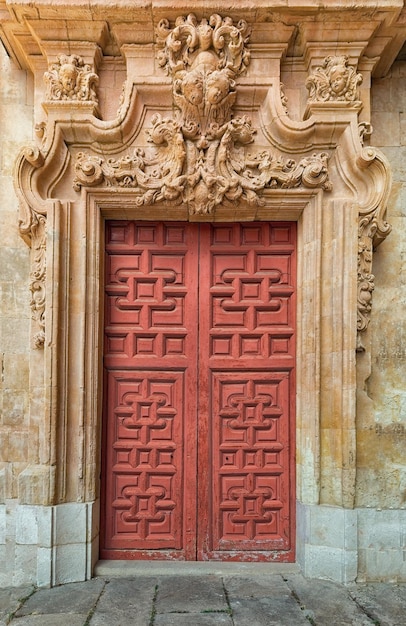 Muro di mattoni e vecchio portone di legno