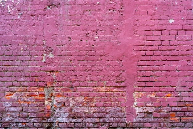 Кирпичная стена окрашена в розовый цвет. Фоновая текстура.