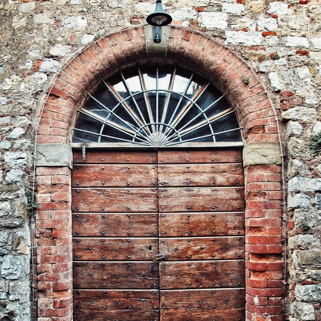 Photo brick wall with closed door