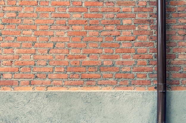 파이프가 있는 벽돌 벽