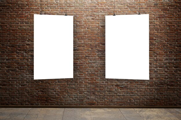 Muro di mattoni con due poster in bianco come spazio di copia