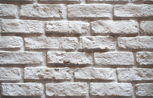 白いレンガの背景を持つレンガの壁