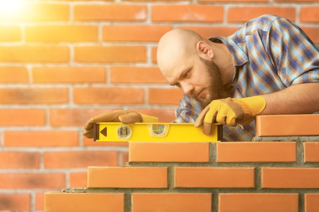 Каменщик цементная кладка строит слой рабочий дом