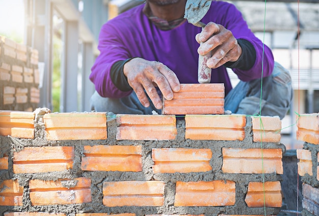 Photo bricklayer worker