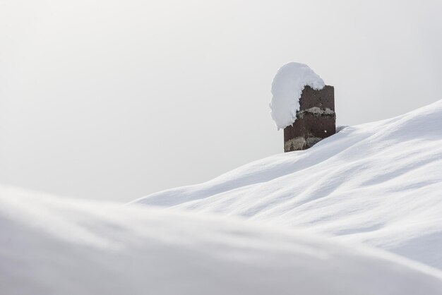 空に向かって雪に覆われた畑のレンガ