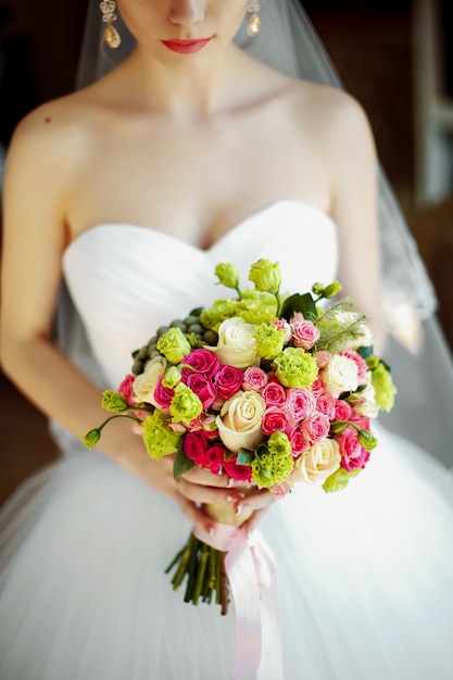 Photo bridal beautiful romantic bouquet of various flowers