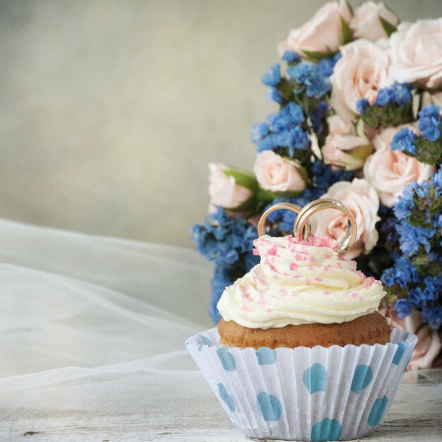 Photo bridal bouquet and cupcake