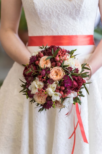 Bouquet da sposa nelle mani di