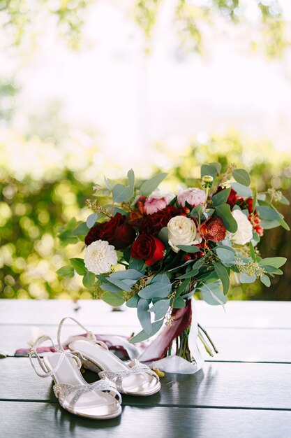 Foto bouquet da sposa di rose bianche e rosse peonie rami di eucalipto alstroemeria e