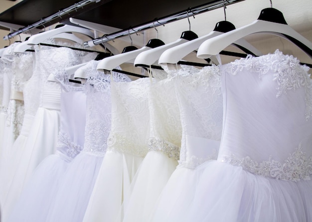 Collezione di abiti da sposa presso il negozio di abiti da sposa di lusso showroom