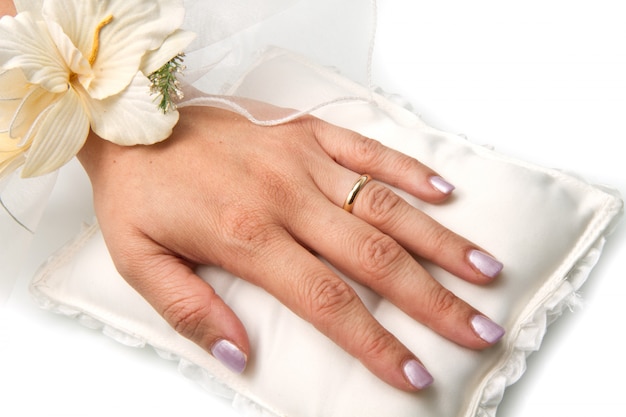 Foto mani da sposa con fede nuziale