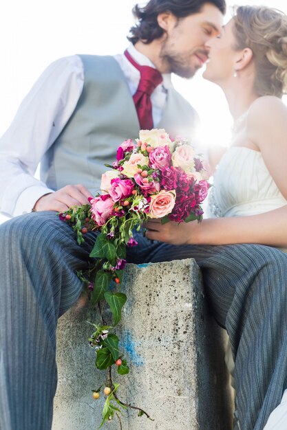 ブライダルペアの結婚式の後のフィールドにキス