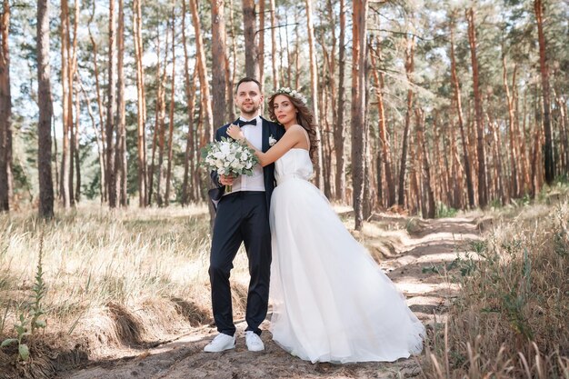 写真 野原に立っている新郎と新婦