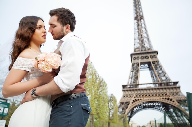 写真 パリでの結婚式の日にロマンチックな瞬間を持っている新郎新婦