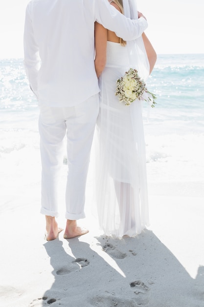 Фото Жених и невеста, смотрящих в море