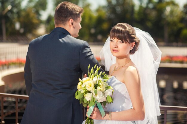 写真 現代のサマーパークでの結婚式の新郎新婦