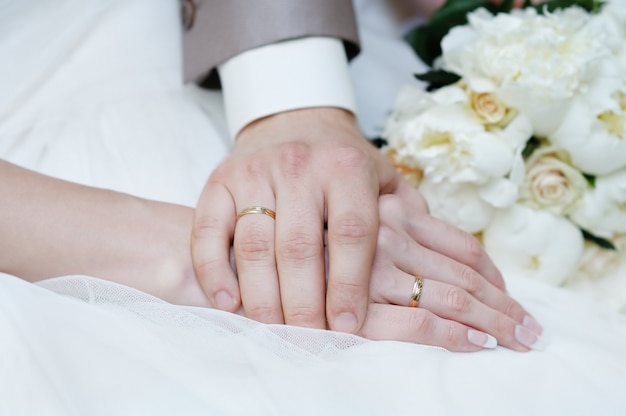사진 결혼 반지와 신부와 신랑의 손