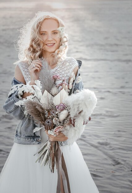 Photo bride on the beach with flowers