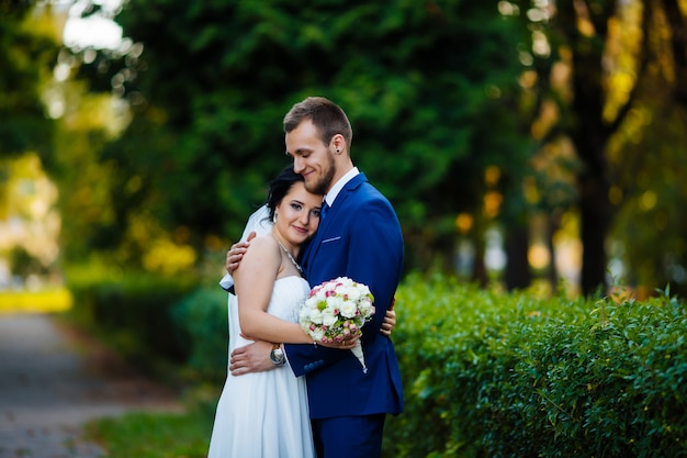 La sposa e la sposa si crogiolano nel giardino estivo