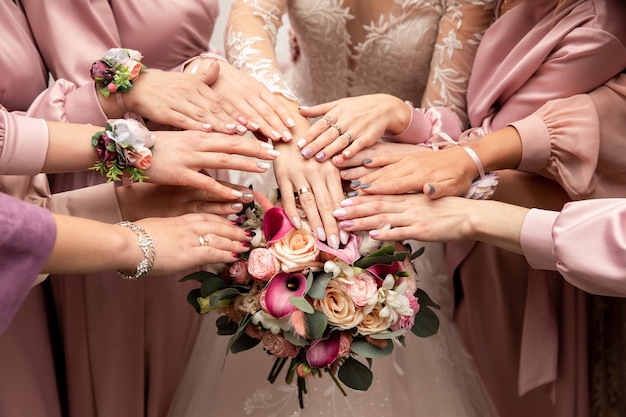 Photo bride, bridesmaids and wedding bouquet