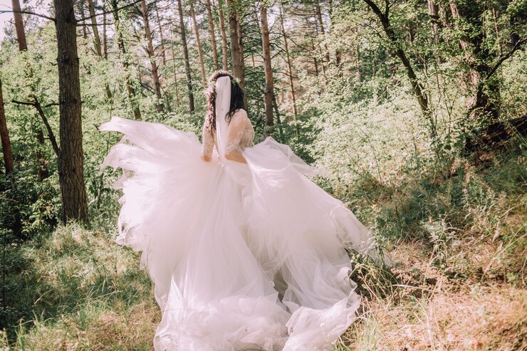 Photo 花嫁の森実行活動壮大なドレスの結婚式