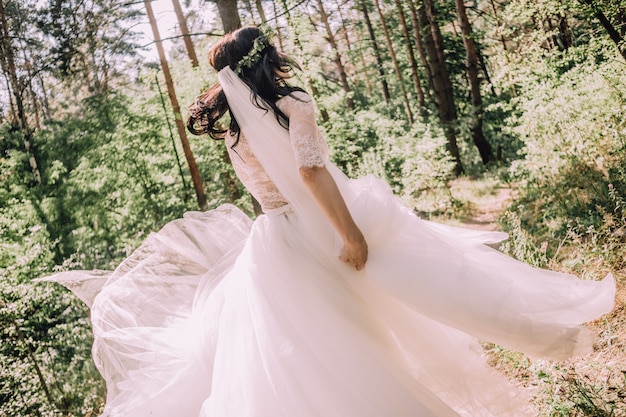 Matrimonio magnifico del vestito da attività della corsa della foresta della sposa