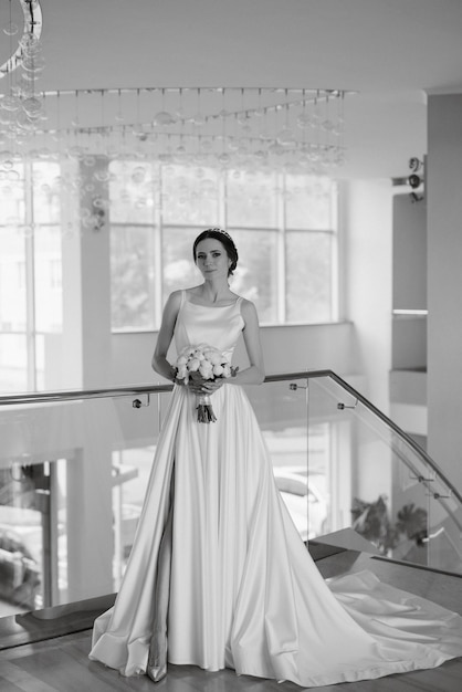 Photo bride on the gold hotel stairs