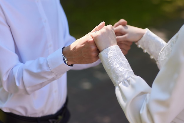 Foto sposa e sposo musulmani asiatici si sposano in un bellissimo tema d'amore rosso celebrazione del giorno del nikah