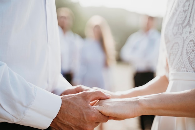 Photo bride and groom being affectionate in their wedding day