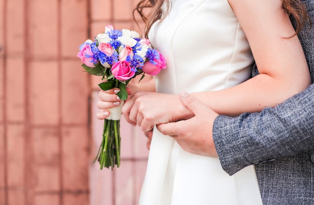 新郎新婦。花嫁は彼女の手に花束を持っています