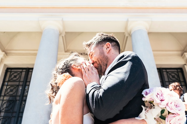 Photo bride and groom at the courthouse