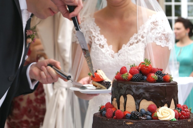 結婚式の際新郎と新婦がケーキを切る