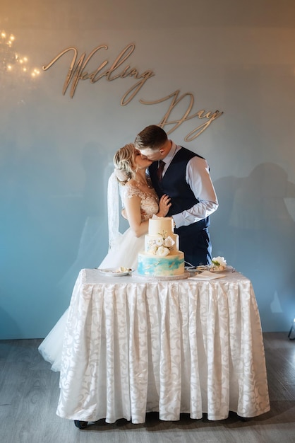 Foto la sposa e lo sposo tagliano e assaggiano la torta nuziale.