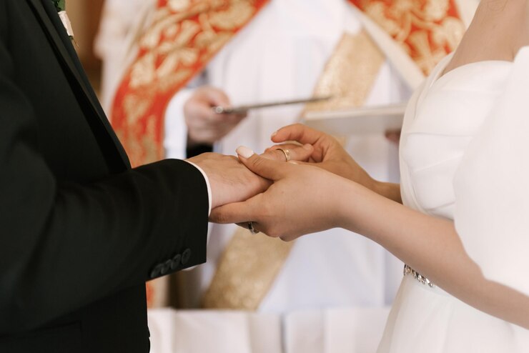 Photo 신부와 신랑은 교회에서 결혼 반지를 교환합니다.