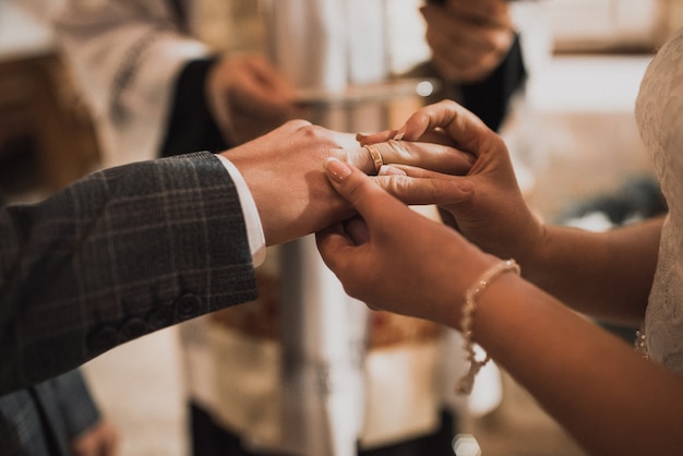 Photo bride and groom exchange rings