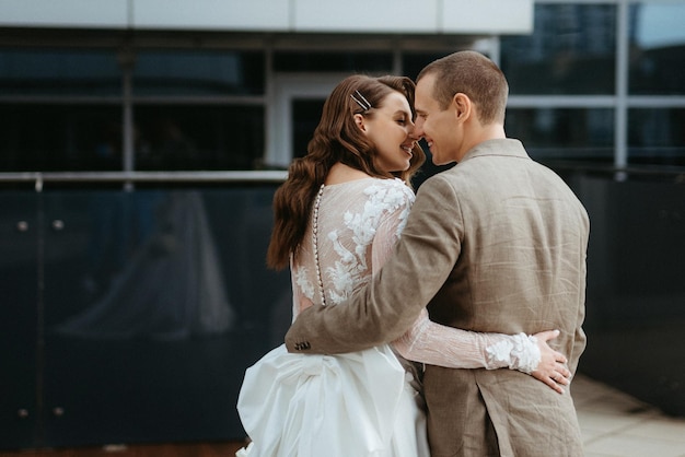 Foto sposa e sposo si incontrano per la prima volta sul tetto di un grattacielo