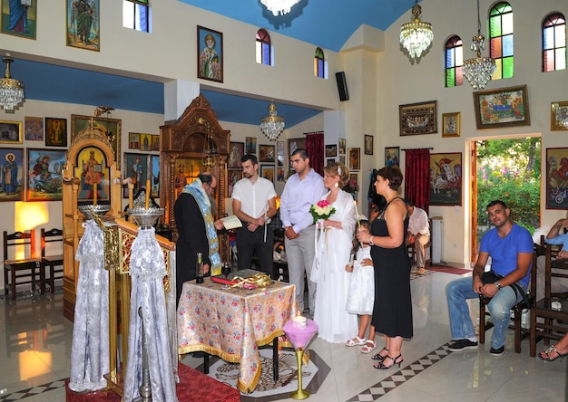 ギリシャのアテネの教会でのギリシャの結婚式での新郎新婦とゲスト