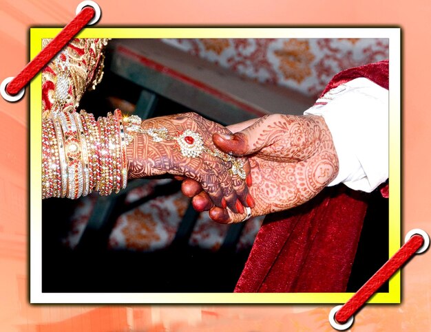 インドの結婚式で花嫁と花婿の手を一緒に