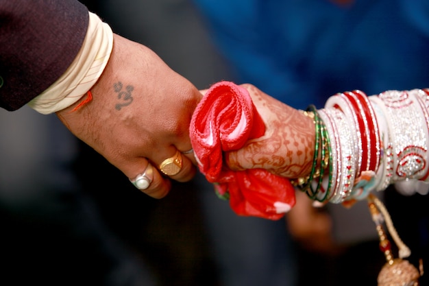 인도 결혼식에서 함께하는 신랑신부 손'