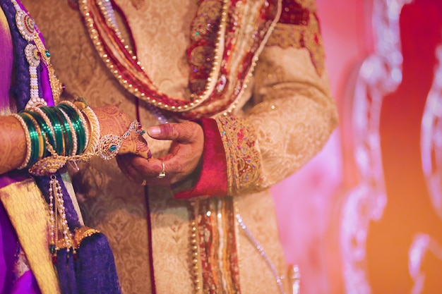 Foto mani dello sposo e della sposa, nozze indiane