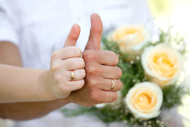 Photo bride and groom hands with rings show at the wedding