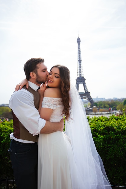 Sposa e sposo che hanno un momento romantico il giorno delle nozze a parigi