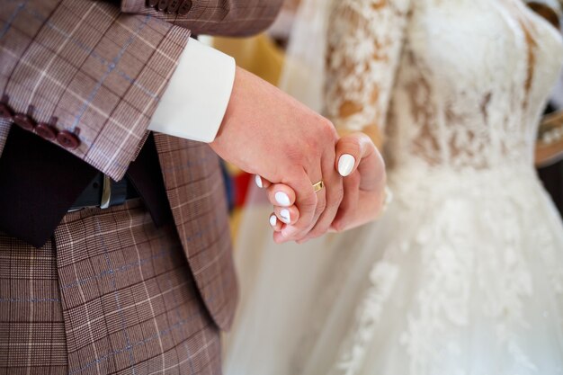 新郎新婦は結婚式の日に手を握ります