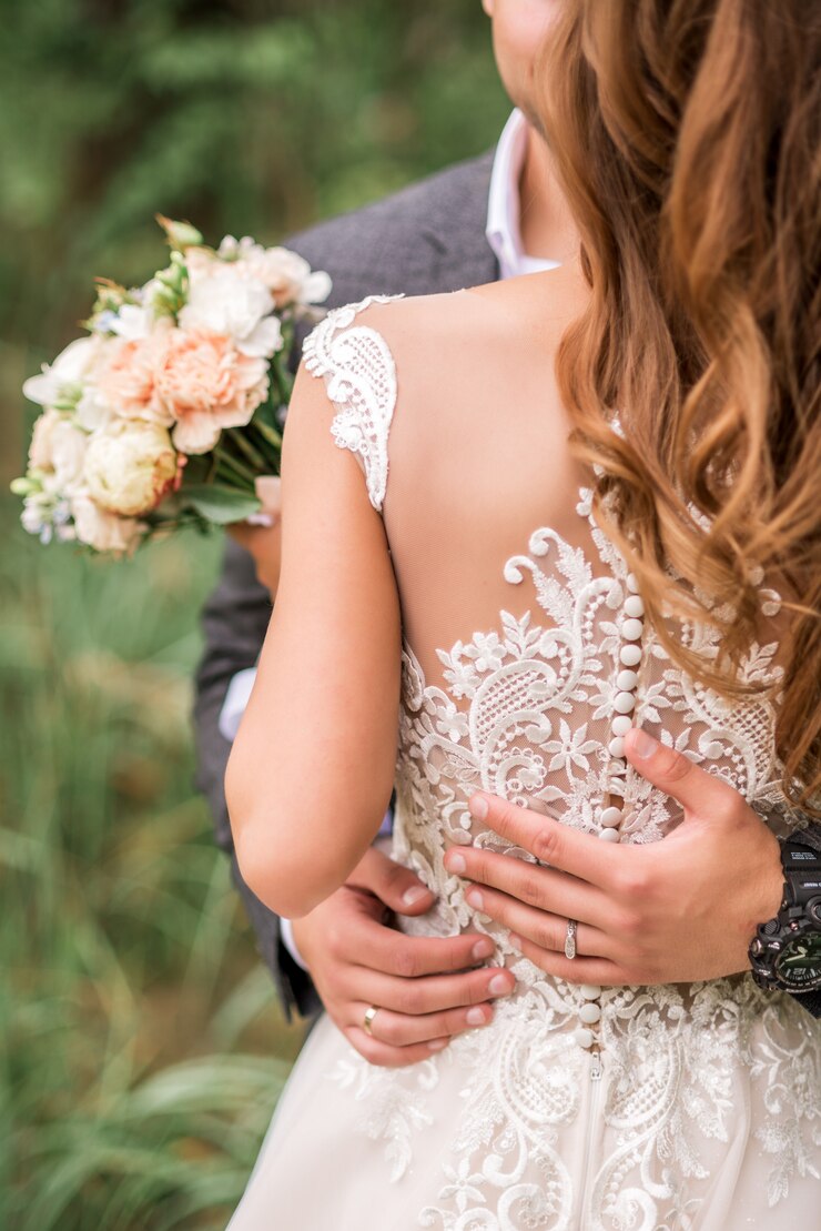 Photo bride and groom holding wedding bouquet