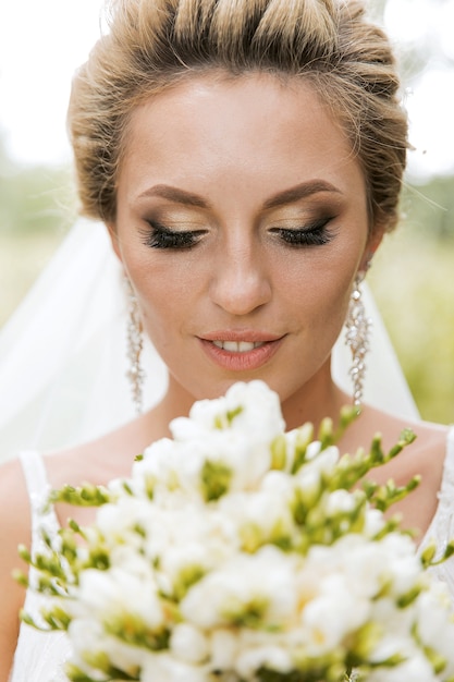 Foto abbracciare dello sposo e della sposa nella vecchia via della città. sposi innamorati. abito di strass di lusso. calde giornate estive.