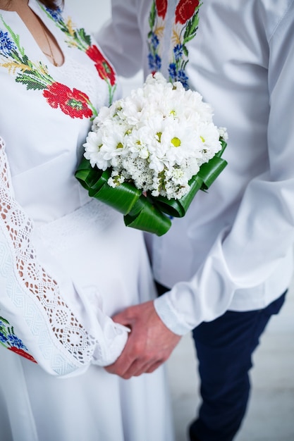 Sposa e sposo che si abbracciano nel giorno del matrimonio