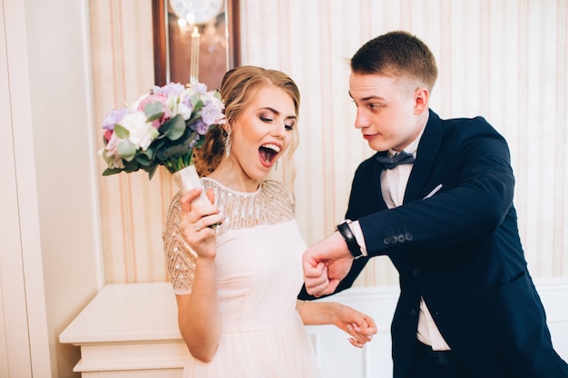 Foto sposa e sposo che abbracciano il giorno del matrimonio